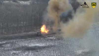 A Russian T-90M being destroyed by Ukrainian forces. Two crewmembers escape only to be left behind by the other T90M, Kuzemivka, 16.01.2023.