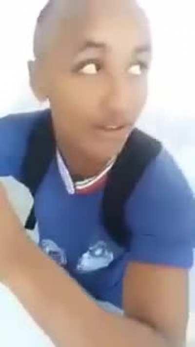 Parece aquele anão cinza do ben 10KKKKKKKKK