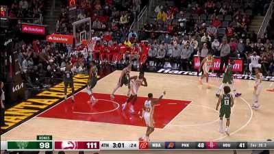 [Highlight] Trae Young gets 40 as he punishes the defensive mistake by the Bucks