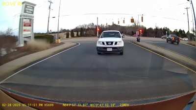 Guy playing on phone at light goes nuts when he’s called out for it [OC]