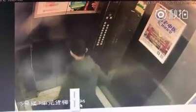 简单往按钮上撒泡尿...卧槽！电梯怎么坏了？