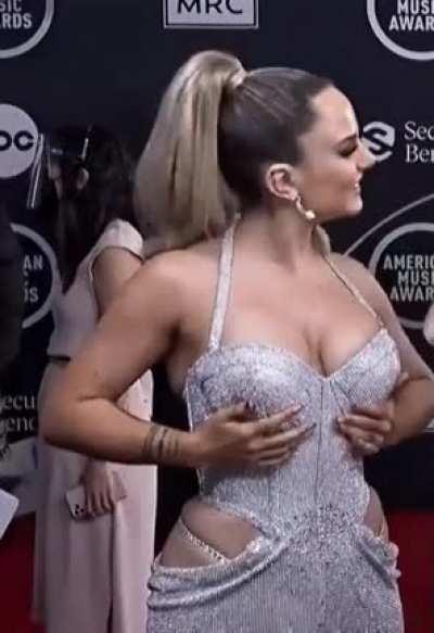 Joanna JoJo Levesque showing off her goods at the AMA Awards. 🥵