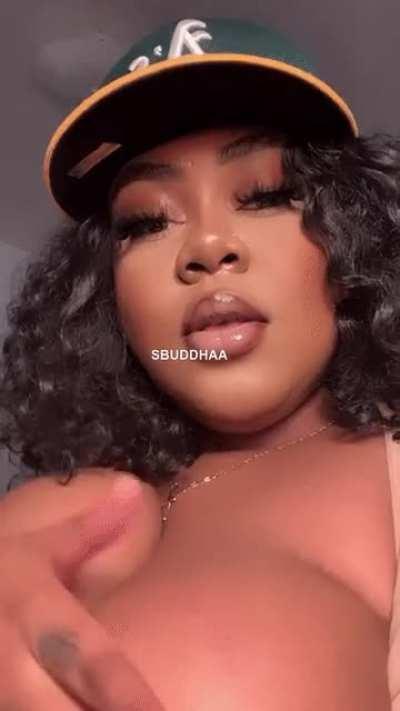 Come glaze up my pretty titties 💗