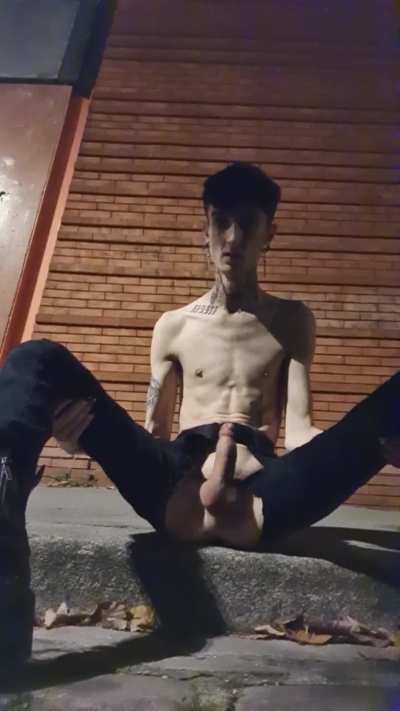 How am I supposed to hide with such a big hole in my pant ?