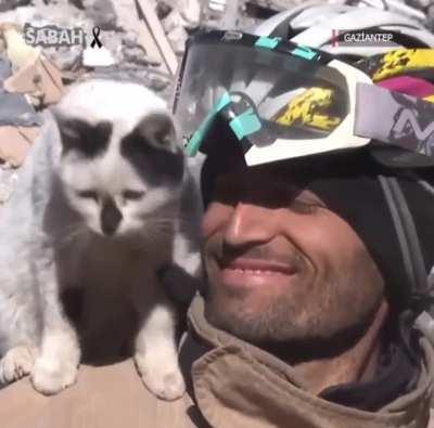 The cat saved by search and rescue teams in Turkey from wreckage has not been leaving the rescue workers for days. Wherever they go, he goes with them