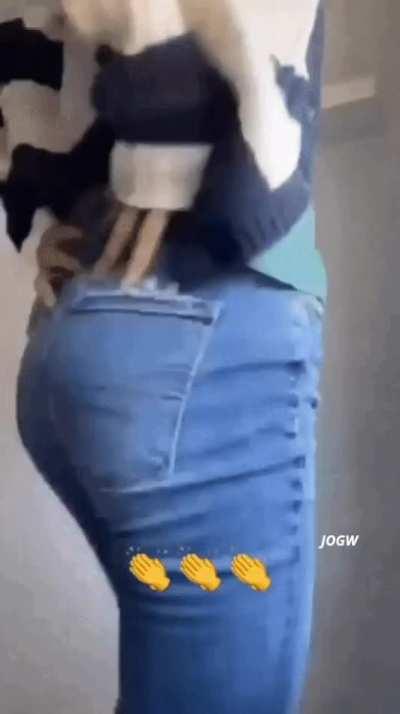 Jenna Ortega has the most fuckable ass 🍑