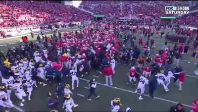 Fight erupts after Michigan Wolverines upset Ohio State Buckeyes 