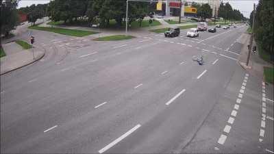 This cyclist got real lucky