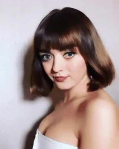 Maisie Williams is making me want to goon so bad