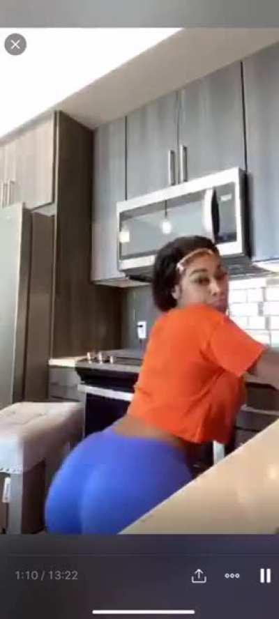 Early morning twerk🥴