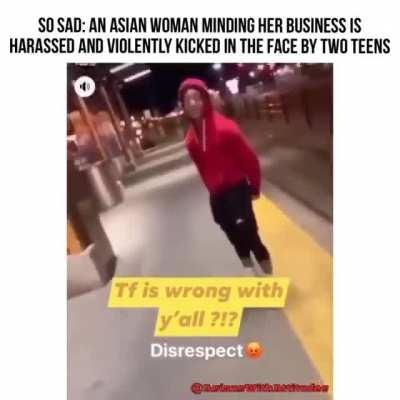 Черные подростки развлеклись над азиатской женщиной. What's wrong with you?