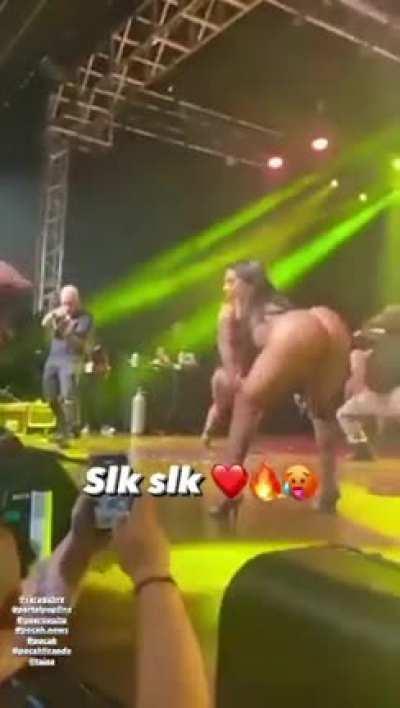 Pocha e Taina Costa - Pochaaaaa!! Tainaaa que bumbum é este ?