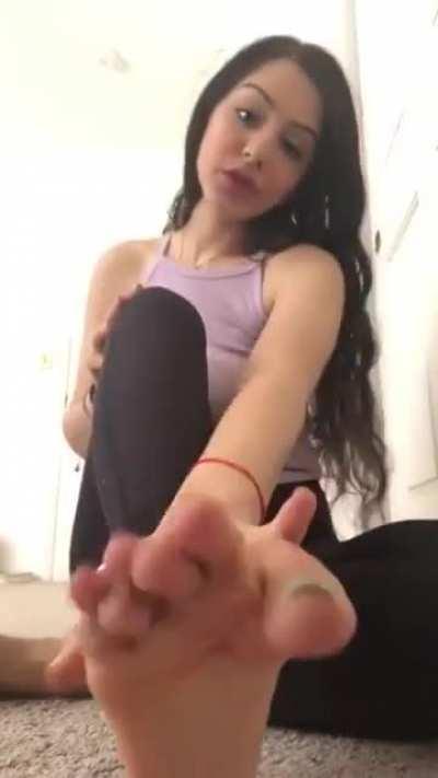 Cutie with her very pretty feets 😍