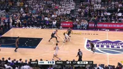 [Highlight] Steph Curry somehow dribbles through 4 Kings defenders, gets the layup and now has 50 in the night