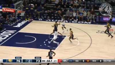 [Highlight] Anthony Edwards gets the block and throws down the alley oop slam