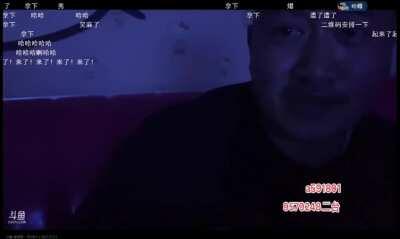 松狮携蒋狮KTV直播，惨遭狗粉丝扫屏幕二维码点国歌火速拿下