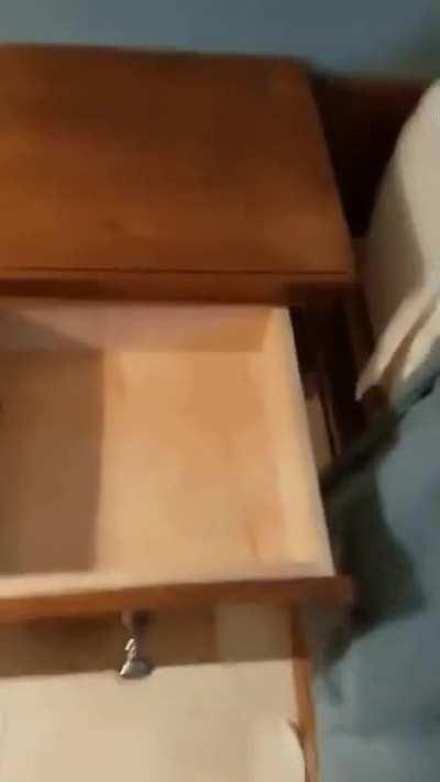 Идеально сделано. Скрытый выдвижной ящик с оружием в прикроватной тумбочке.