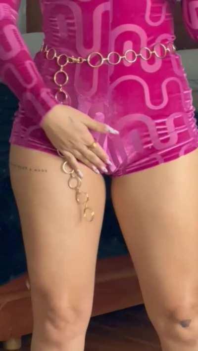 Looking extremely hot for a one night stand, hope you have a great pick up line