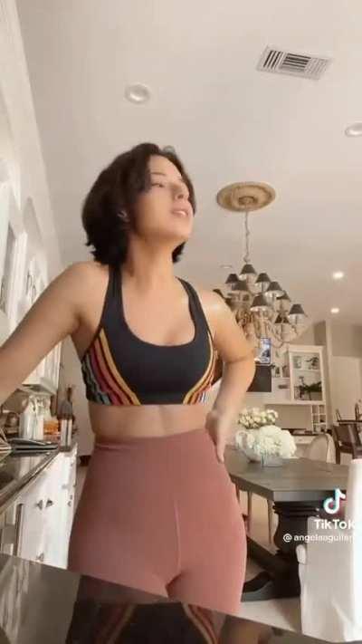 Marcando su calzoncito y sus ricos labios 