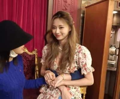 Tzuyu getting support by Nayeon and Momo