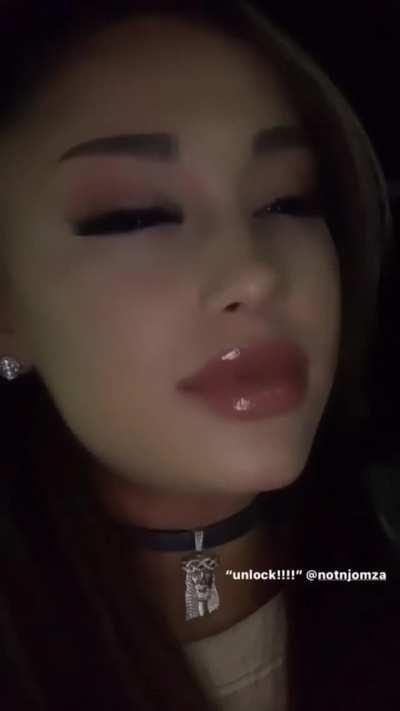 Fuck those lips are so shiny and glossy, I’m obsessed
