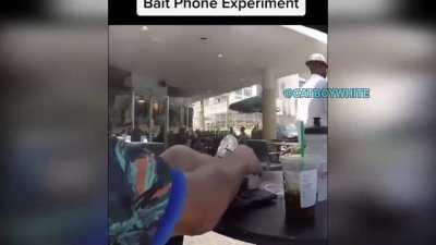 Чуваки решили провести эксперимент, оставив смартфон на столе кафешки. Получился классический N-moment