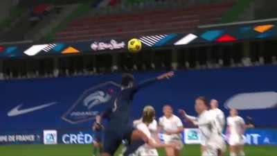 Sensacional essa peça publicitária feita pela emissora francesa Orange para divulgar a Copa do Mundo feminina