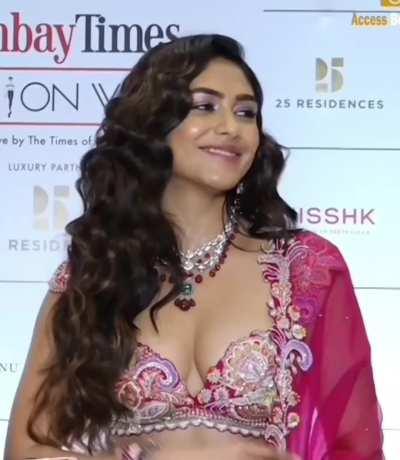 Mrunal Thakoor, is she deliberately showing her cleavage? 
