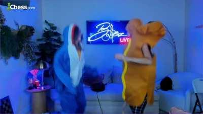 Andrea Botez show ass on stream