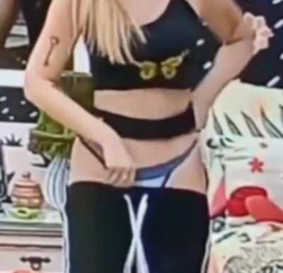 Viih Tube (BBB) quase mostrando a buceta