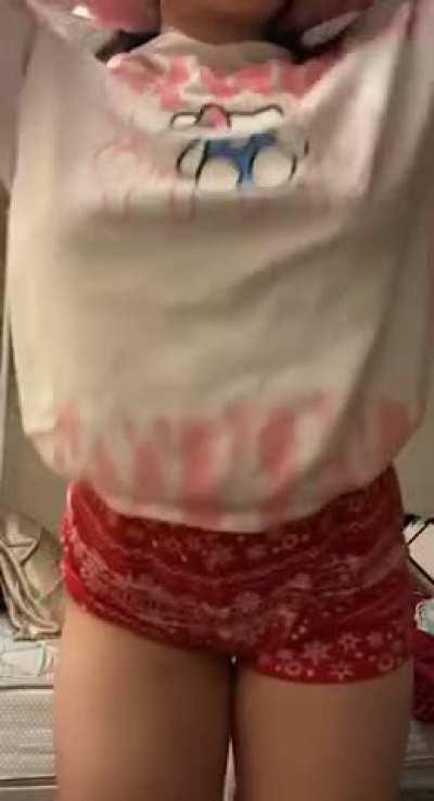 I&rsquo;m hiding a big secret under my sweater💋