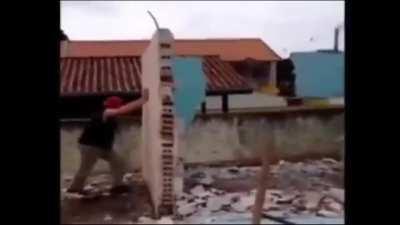 Sobrevivio pero se rompio un brazo