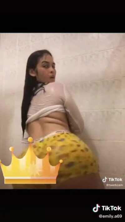 Thicc latina twerking in the shower