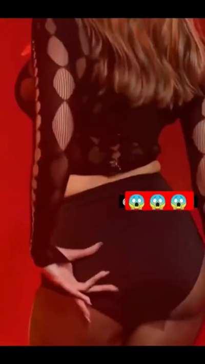 Malaika shake her booty 😍😜💦