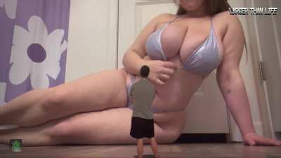 Would you jerk off for Giantess Lillian? 🥵