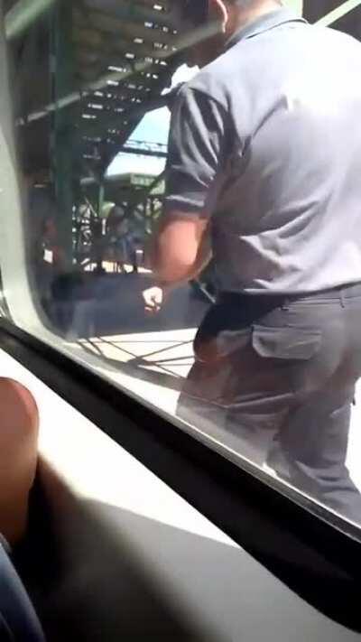 Alguien sabe en qué estación es esto? No pude leer bien el cartel.