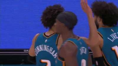 [Highlight] Pistons defense forces the Warriors to take a bad midrange as the shot clock expires then Cade finds a seam to get it to Hayes for the bucket