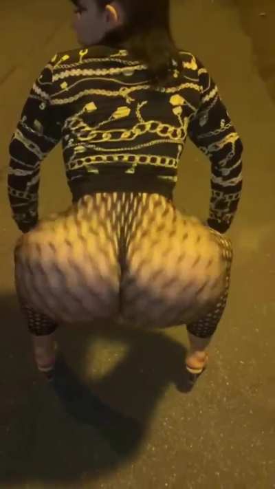 Would you take a nigh time walk with me?🚶🏻‍♀️‍➡️🌆