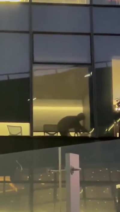 腾讯滨海大厦两员工会议室开干