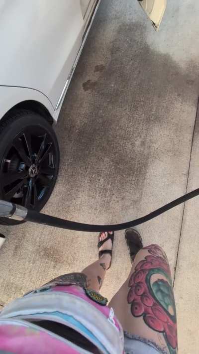 When you haven't even taken your Burks off and they're already staring at the pump ⛽