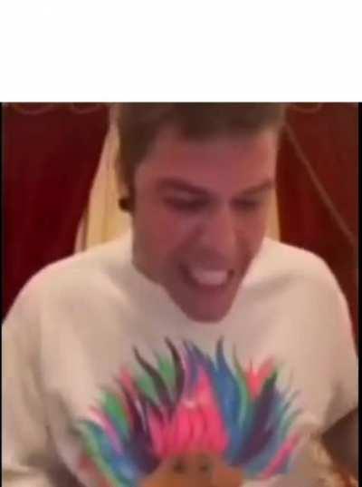 Template di Fedez al telefono con la Rai