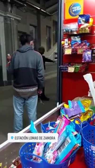 Lo bajaron del Tren Roca por generar incidentes, le robó el bastón a la policía y agredió a los efectivos