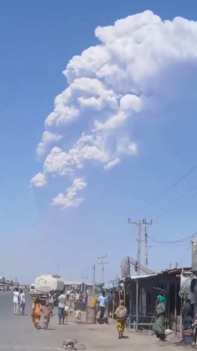 Hayli Gubbi, Afar Region Ethiopia - NO DATE 2025 - Eruption with minor ash drift
