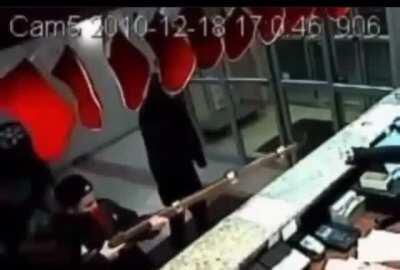 Guys try to rob a store with an Eighteenth Century musket