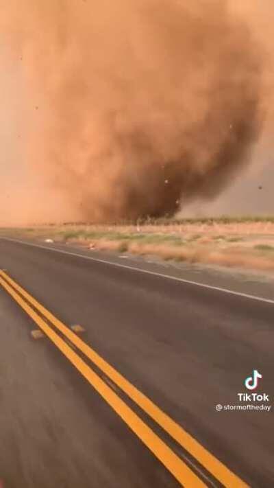 Man pulls over to record a tornado