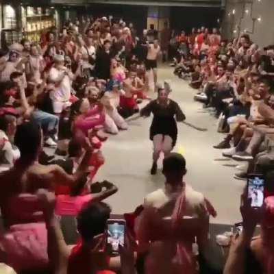 El hijo del presidente bailando el himno.