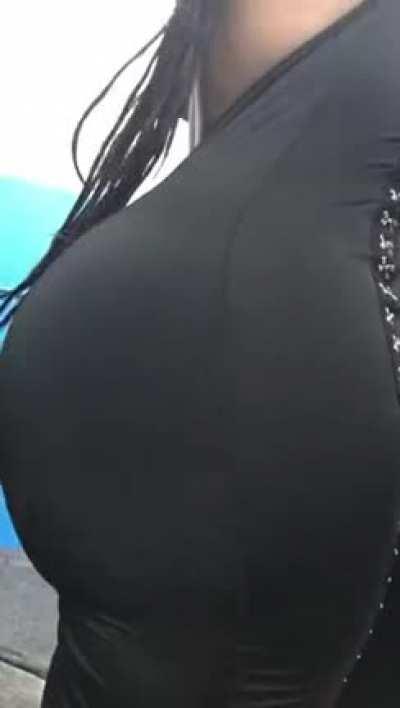 Man look at all that ass 😳 that’s ridiculous 😩😭🙆🏾‍♂️🤦🏾‍♂️🍑