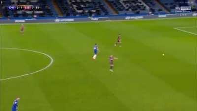 2000 Chelsea fans screeching every time one guy gets the ball