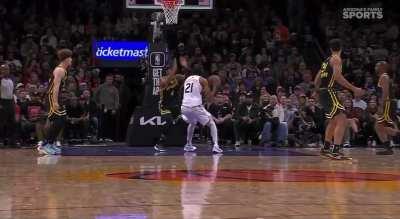 [Highlight] Devin Booker knees Moses Moody in the crotch on the way to the basket