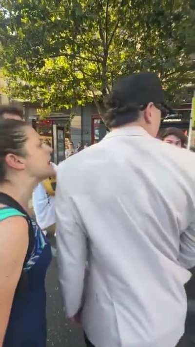 De atrás le pegó el cagón